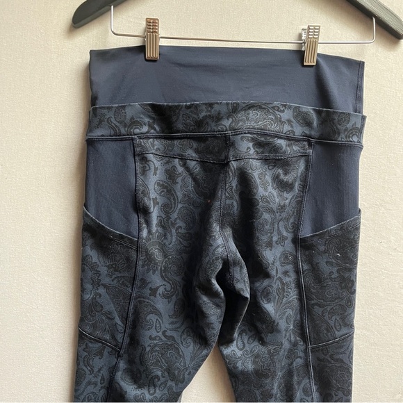 Lululemon Athletica En Route Blue Paisley Patterned Cropped Leggings Sz M - Picture 4 of 10